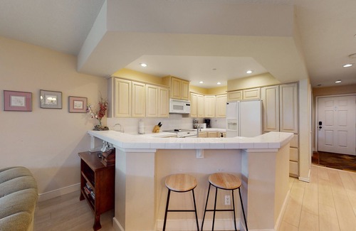 Coeur d'Alene Condo | Lakeview vacation condo w/private W/D & access to dock & close to public beach