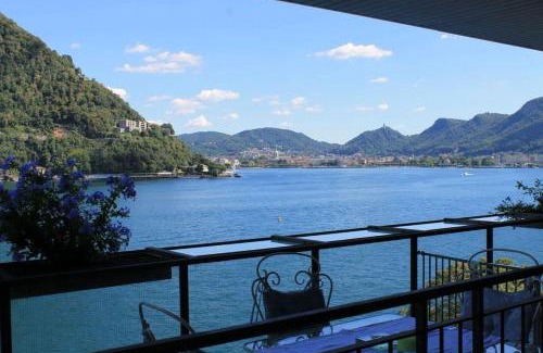 Como House | Lakeviewcabin - King Room With Balcony