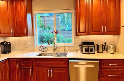 Rainier Valley House | Lakeviews! King bed Soaking Tub Bidet AC