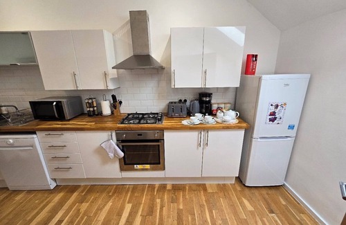 Plymouth House | Lakeviews/quietness/parking/longstays/4guests
