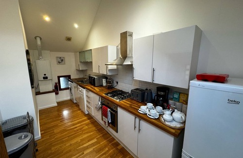 Plymouth House | Lakeviews/quietness/parking/longstays/4guests