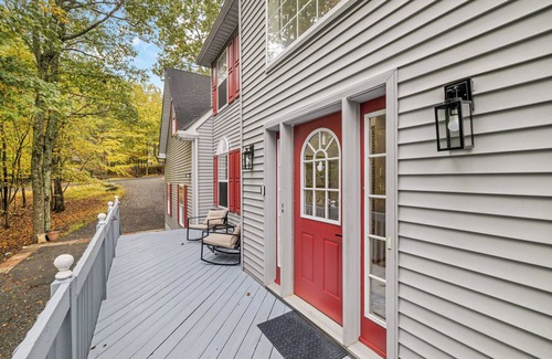 East Stroudsburg House | Lakewalk Home in the Poconos