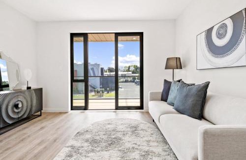 Takapuna House | Lakewalk Retreat Luxe 3BR Home Near Lake and Beach