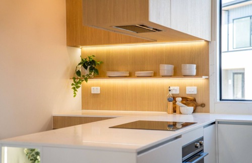 Takapuna Apartment | Lakewalk Retreat · Luxe 3BR Home near Lake & Beach