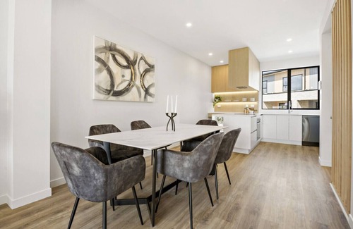Takapuna Apartment | Lakewalk Retreat · Luxe 3BR Home near Lake & Beach