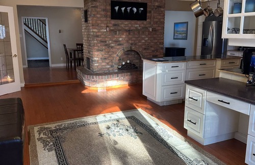 Central Alberta House | Lakewater Estate (lakefront/private beach)