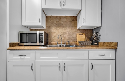 Lakewood Apartment | Lakewood~2BR~Pets OK~Parking~Laundry~Close to Hospitals, Dining, University