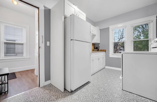 Lakewood Apartment | Lakewood~2BR~Pets OK~Parking~Laundry~Close to Hospitals, Dining, University