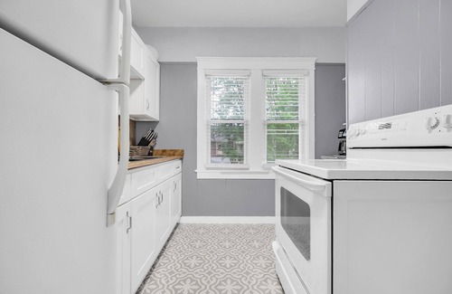 Lakewood Apartment | Lakewood~2BR~Pets OK~Parking~Laundry~Close to Hospitals, Dining, University
