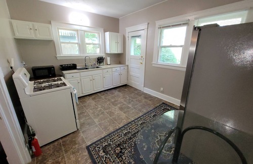 Lakewood House | Lakewood/CLE area 3 Bedrooms Sleeps 6
