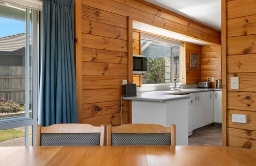 Taupo House | Lakewood Cottage - charming retreat, near town centre, with beautiful mountain views