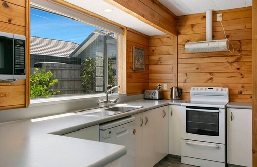 Taupo House | Lakewood Cottage - charming retreat, near town centre, with beautiful mountain views