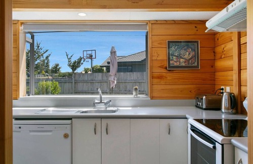 Taupo House | Lakewood Cottage - charming retreat, near town centre, with beautiful mountain views