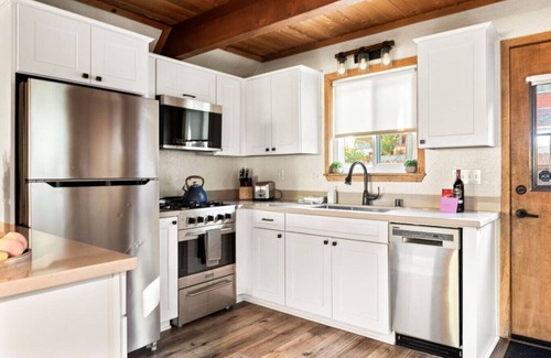 Big Bear Lake Apartment | Lakewood Den + Walk to Lake + Hot Tub