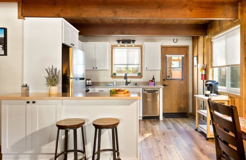 Big Bear Lake Apartment | Lakewood Den + Walk to Lake + Hot Tub