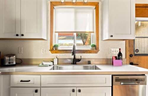 Big Bear Lake Apartment | Lakewood Den + Walk to Lake + Hot Tub