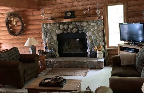 Interlochen Cabin | Lakewood Lodge on Beautiful Bass Lake 6 adults 2 children