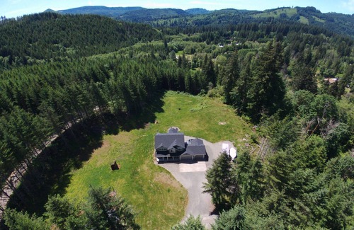 Amboy House | Lakewood Retreat: Peaceful, Relaxing, Secluded, With Hiking, Lakes, and Hot Tub!