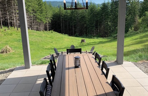 Amboy House | Lakewood Retreat: Peaceful, Relaxing, Secluded, With Hiking, Lakes, and Hot Tub!
