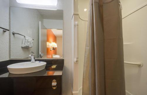 North Alameda Hotel | Lakewood