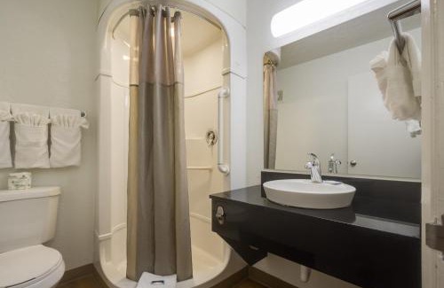 North Alameda Hotel | Lakewood