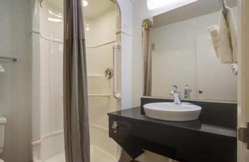 North Alameda Hotel | Lakewood