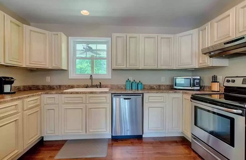 Madisonville House | "Lakin' it Easy" Lakefront property w/private beach! Gated community. Sleeps 7