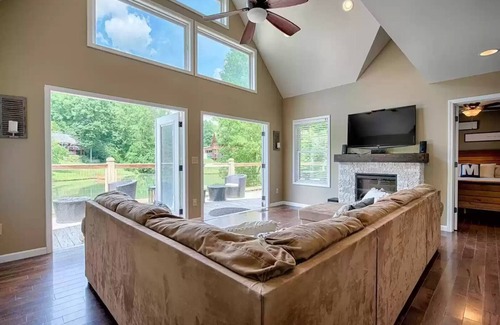 Madisonville House | "Lakin' it Easy" Lakefront property w/private beach! Gated community. Sleeps 7