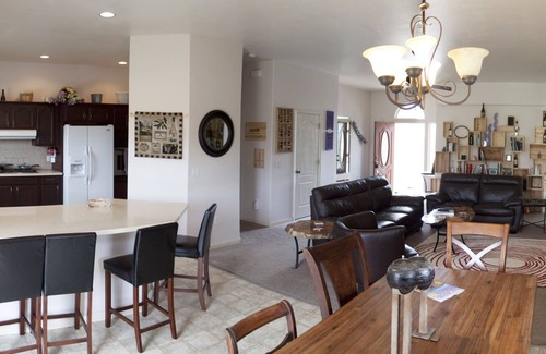 Benton City House | Laliik Iniit North - Red Mountain hideout among the vines.