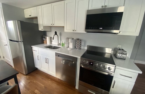 Salem Apartment | Lallys House, Historic Salem. Steps from common & Halloween events-Themed rooms!
