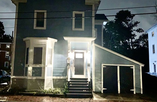 Salem Apartment | Lallys House, Historic Salem. Steps from common & Halloween events-Themed rooms!