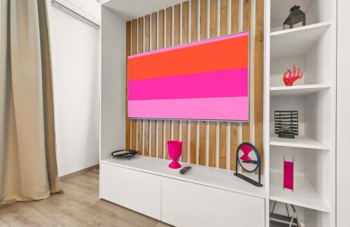 Ruzinov Apartment | LAM Fuchsia AC-Balcony