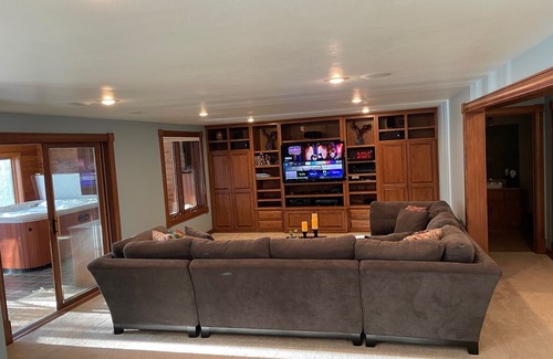 Ashwaubenon House | Lambeau Field retreat 1.6 Miles from Lambeau n2k sqft Lower level Luxury Walkout