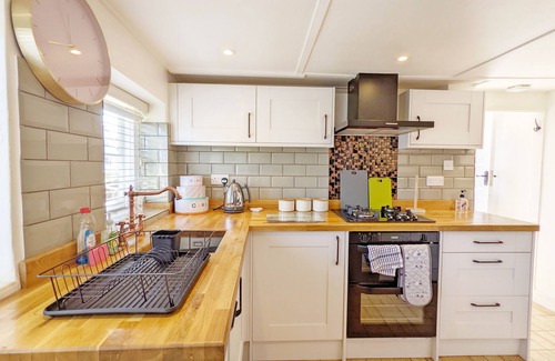 Selsey Cottage | Lambournes - sleeps 4 guests in 2 bedrooms