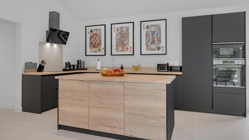 Erlestoke House | Lambs Lawn