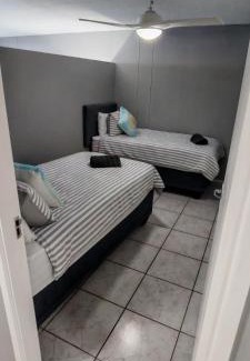 Manaba Beach Apartment | LaMouette 8 Manaba Beach Uvongo