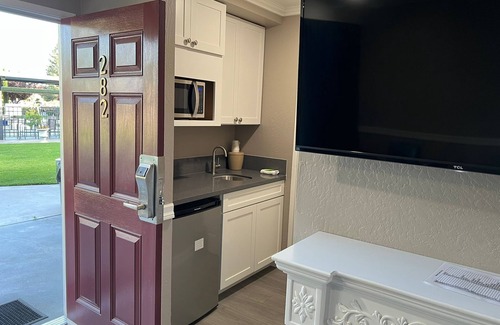 Visalia Hotel | Lamp Liter Inn