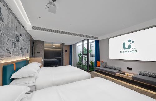 Guangzhou Hotel | Lan Wan Hotel - Next to Huangsha Metro St ation -One cup of Free Cockt ail or Harbin Beer Per Room-Cha rgeable Airport Pick-up Service