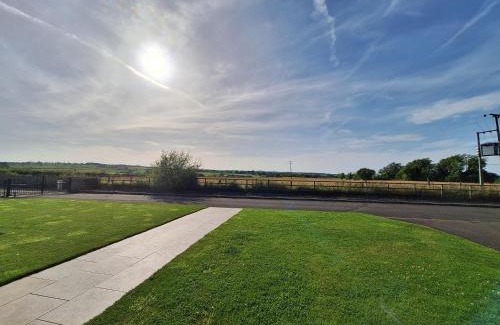 Larkhall Apartment | Lanarkshire Apartment- Views- Sleeps 4- Balcony