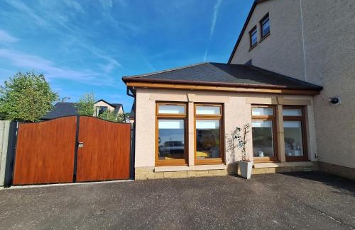 Larkhall Apartment | Lanarkshire Apartment- Views- Sleeps 4- Balcony