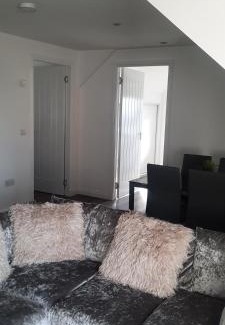 Larkhall Apartment | Lanarkshire Apartment- Views- Sleeps 4- Balcony