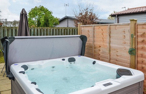Wilberfoss Cottage | Lanburnum Lodge - UK47076