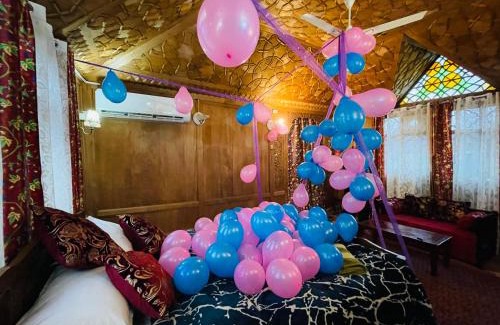 Nagin Bagh Boat Rental | Lancashire Houseboat