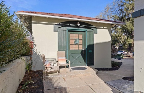 Lancaster Cottage | Lancaster Carriage House w/Fireplace & Jacuzzi