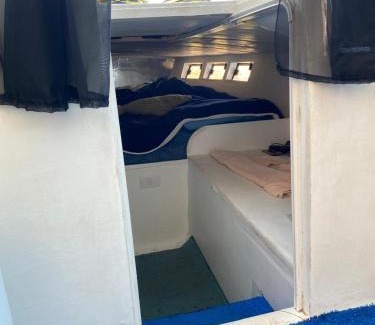 Bueno Brandao Boat Rental | Lancha Pérola Negra - Vila Mágica