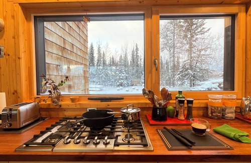 Whitehorse House | Land Haus by the Yukon River, Escape to Serenity: