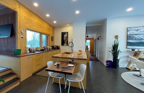 Whitehorse House | Land Haus by the Yukon River, Escape to Serenity: