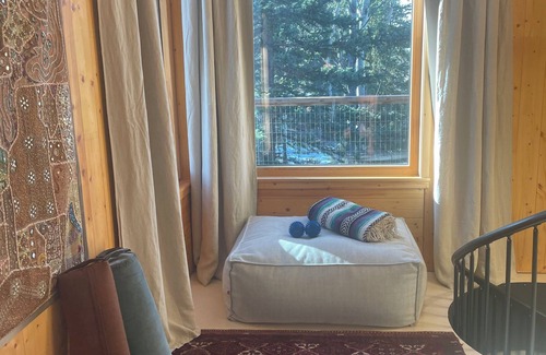 Whitehorse House | Land Haus by the Yukon River, Escape to Serenity:
