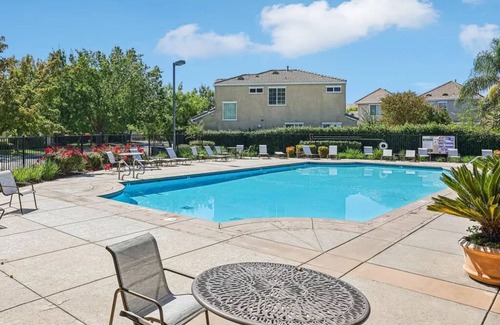 North Natomas House | Land House with Fitness Center, Pool, Grill, Garage, close to Downtown & Airport