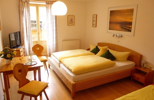 Eurasburg Bed & Breakfast | Landgasthof Berg